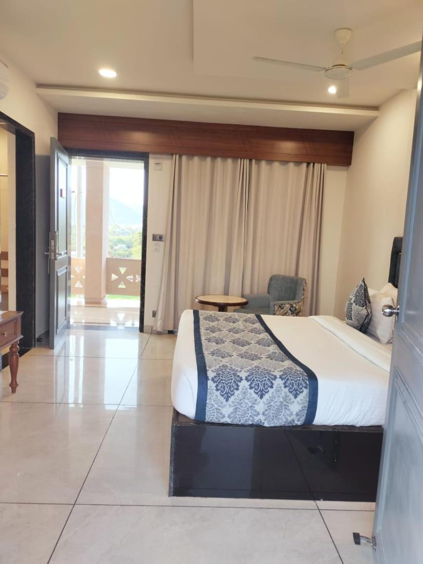 Hotel Traavista Aravali Mahal Udaipur Esterno foto